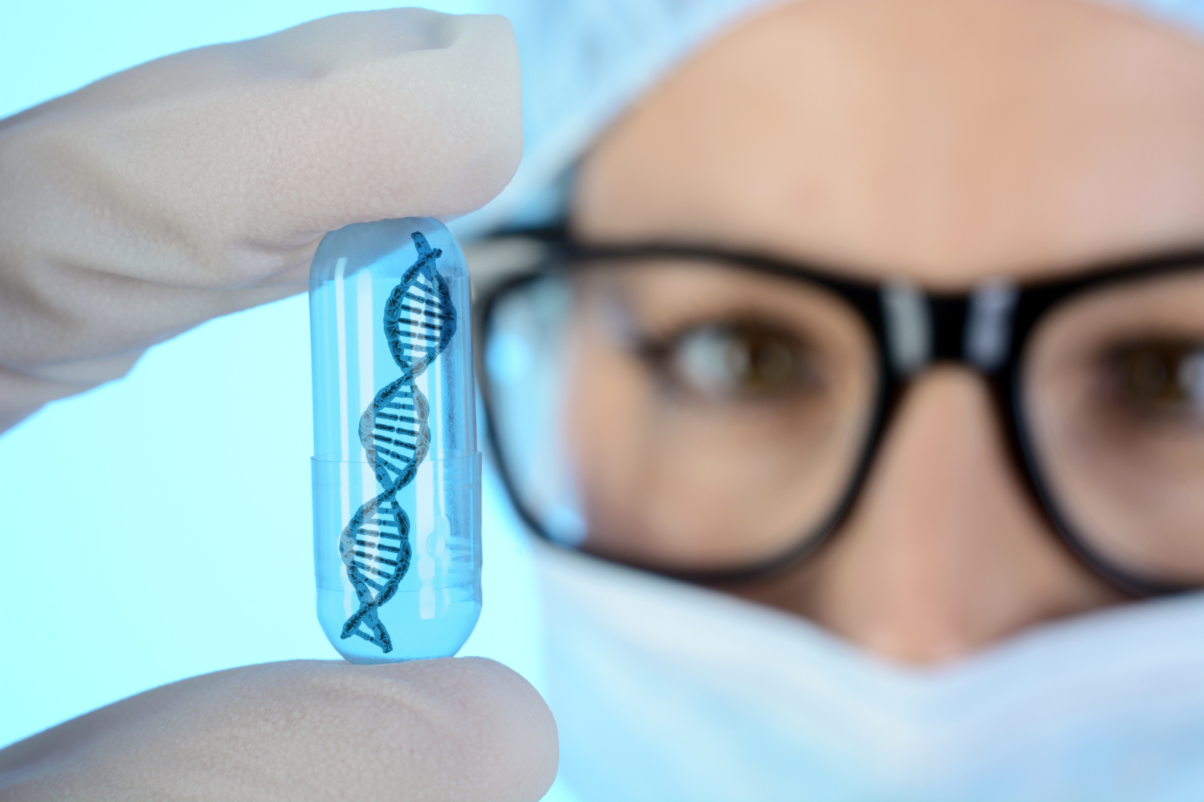 Arzt, Gentechniker oder Genetiker hält Pille oder Kapsel mit DNA Doppelhelix