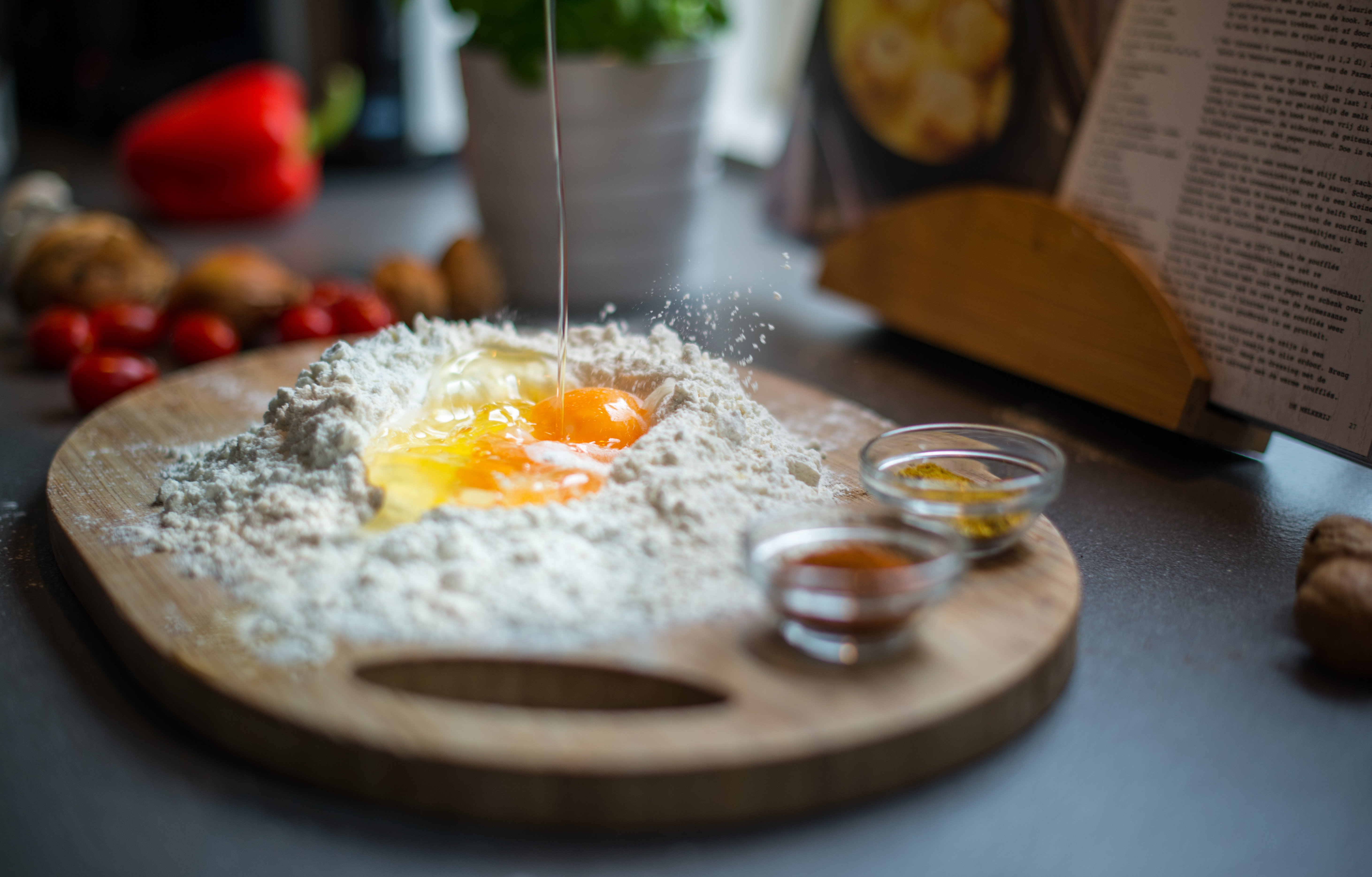 breaking-egg-flour-spices-407073