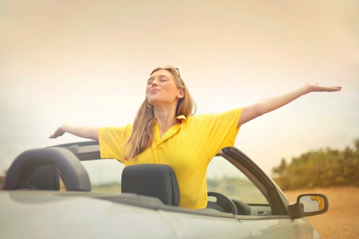 arms-blond-car-720815