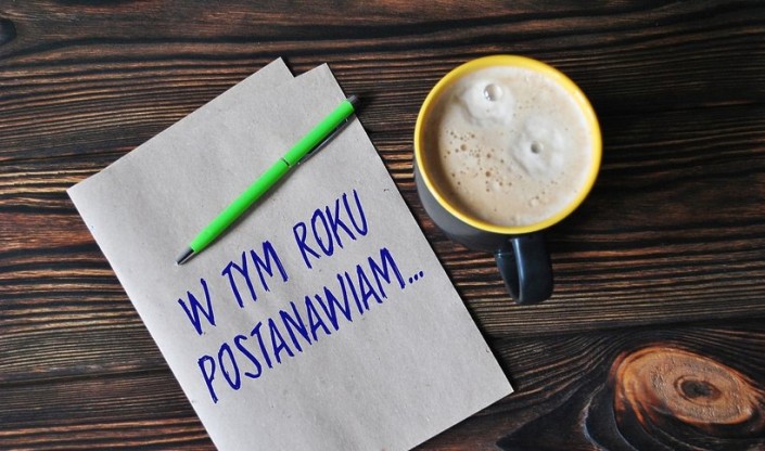kartka-z-postanowieniami-noworocznymi-i-kubek-z-kawa-465701-article