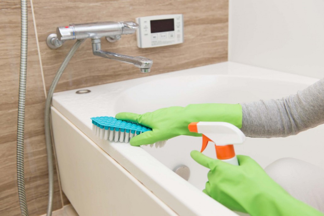 06_How-to-Clean-Bathroom_WipeDownBathRingsiStock-509673530