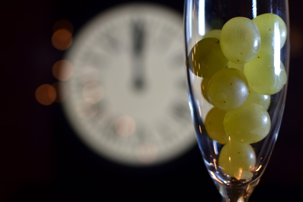 CELEBRATION OF THE NEW YEAR, TRADITION OF TWELVE GRAPES OF LUCK WITH THE CLOCK WITH TWELVE BELLS